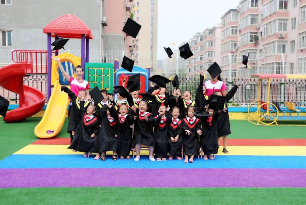 为每位幼儿园即将毕业的小朋友拍摄个人的博士服毕业照,深的家长的